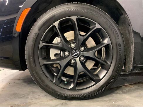 Used 2024 Chrysler Pacifica Limited w/ Uconnect Theater Family Group image 9