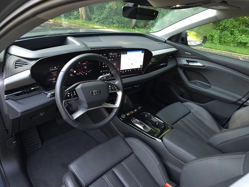 Used 2025 Audi Q6 e-tron Premium Plus w/ Premium Plus AWD/4WD image 2