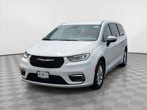 Used 2023 Chrysler Pacifica Touring-L FWD image 3