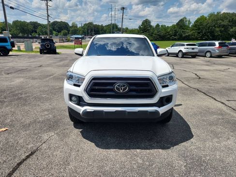 Used 2022 Toyota Tacoma SR5 AWD/4WD image 2