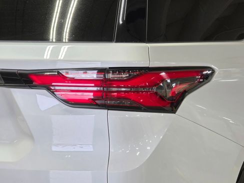Used 2023 Chevrolet Traverse Premier w/ Redline Edition FWD image 12