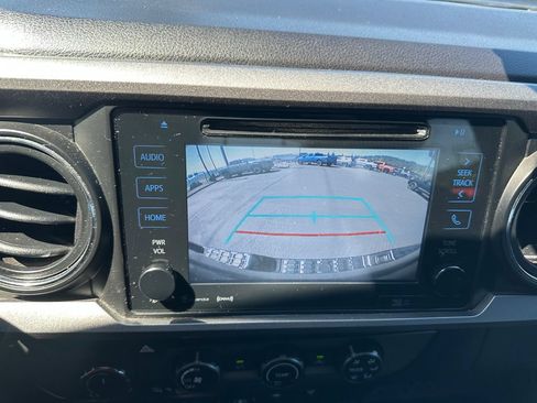 Used 2018 Toyota Tacoma TRD Off-Road AWD/4WD image 17