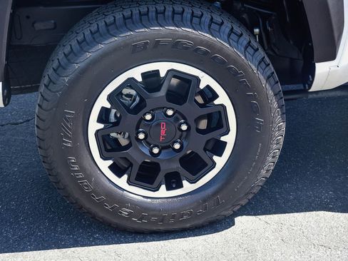 Certified 2025 Toyota Tacoma TRD Off-Road image 9