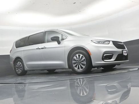 Used 2024 Chrysler Pacifica Limited FWD image 40