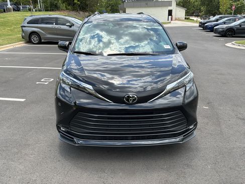 Used 2026 Toyota Sienna XLE FWD image 3