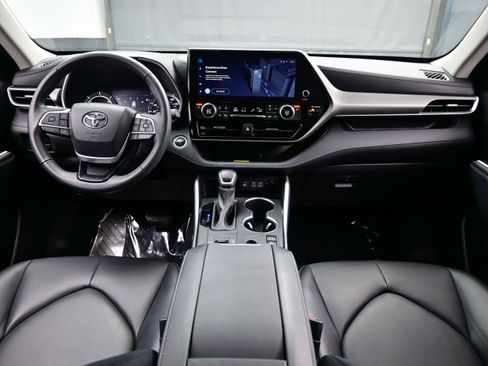 Used 2024 Toyota Highlander XLE AWD/4WD image 18