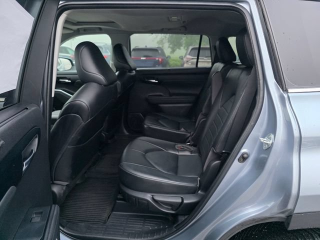 Used 2022 Toyota Highlander XLE AWD/4WD image 18