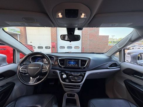 Used 2018 Chrysler Pacifica Touring-L FWD image 14
