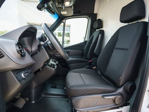 Used 2023 Mercedes-Benz Sprinter 2500 image 5