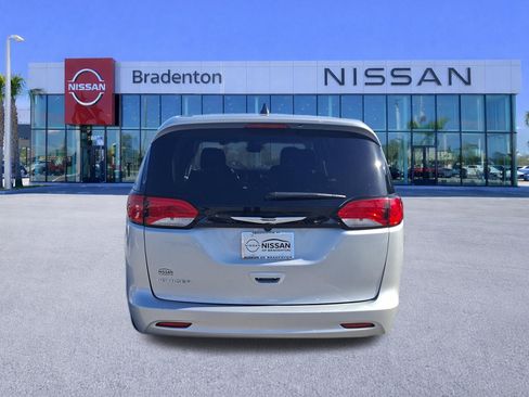 Used 2024 Chrysler Voyager LX FWD image 6