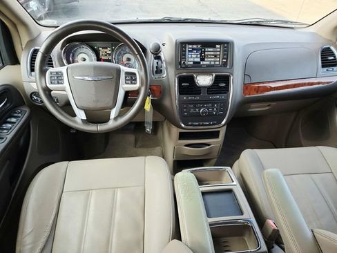 Used 2015 Chrysler Town & Country Touring FWD image 6