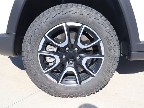 Used 2024 Jeep Compass Trailhawk w/ Trailhawk Convenience Group image 28