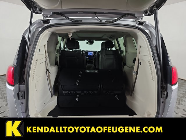 Used 2018 Chrysler Pacifica Limited w/ Advanced Safetytec Group FWD image 19