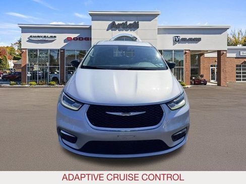 Certified 2024 Chrysler Pacifica Touring-L FWD image 3