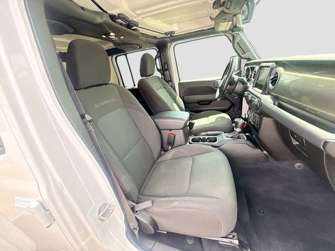 Used 2022 Jeep Wrangler Unlimited Sahara w/ LED Lighting Group AWD/4WD image 33