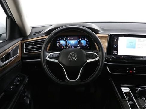 Used 2025 Volkswagen Atlas SE FWD image 13