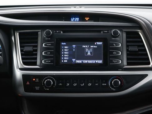 Used 2015 Toyota Highlander LE AWD/4WD image 17