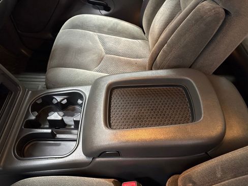 Used 2004 Chevrolet Silverado 2500 LS w/ Heavy-Duty Power Package AWD/4WD image 19
