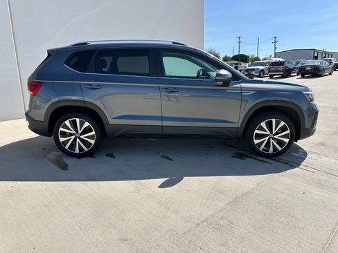 Used 2023 Volkswagen Taos SE FWD image 6