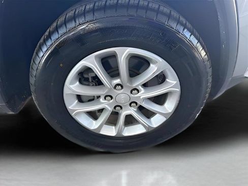 Used 2021 Jeep Grand Cherokee Laredo AWD/4WD image 17
