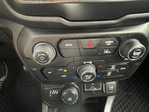 Used 2021 Jeep Renegade Latitude w/ Convenience Group AWD/4WD image 17