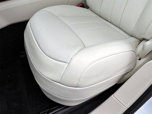 New 2025 Land Rover Range Rover SE image 17