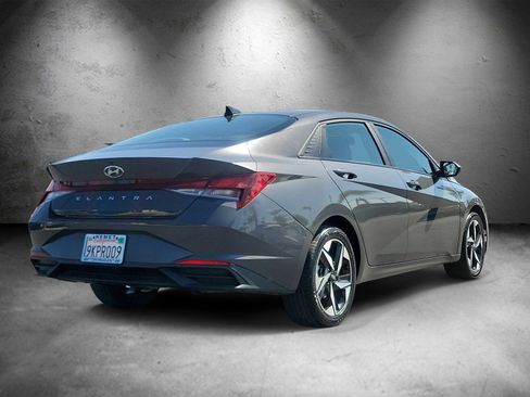 Used 2023 Hyundai Elantra SEL w/ Convenience Package FWD image 3