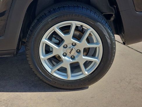 Used 2022 Jeep Renegade Latitude AWD/4WD image 36