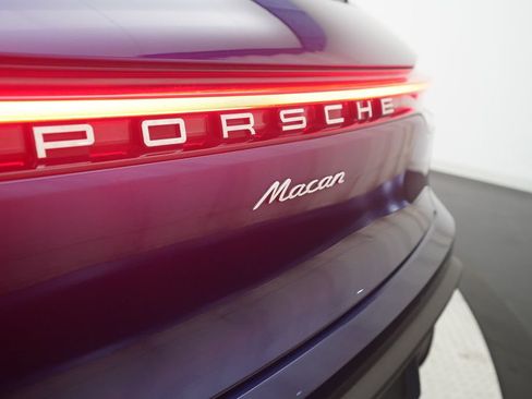 Used 2022 Porsche Macan AWD/4WD image 32
