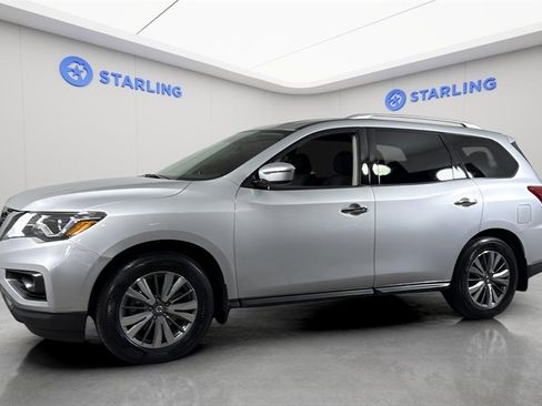 Used 2020 Nissan Pathfinder SV image 2