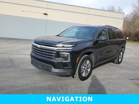 Used 2025 Chevrolet Traverse LT image 9