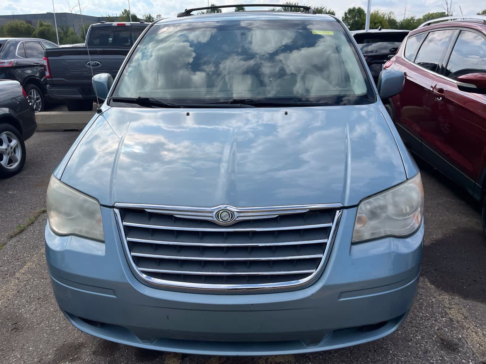 Used 2009 Chrysler Town & Country Touring w/ Family Value Group FWD image 21