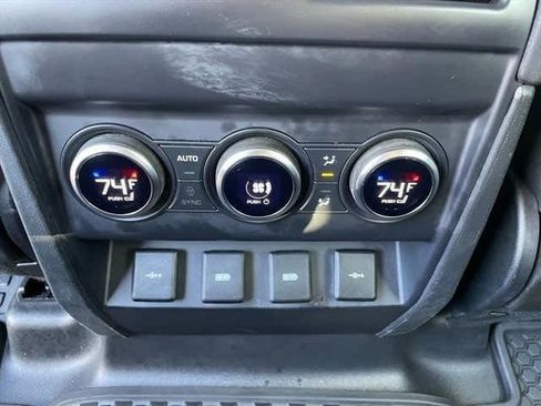 Used 2020 Land Rover Defender 110 SE image 31