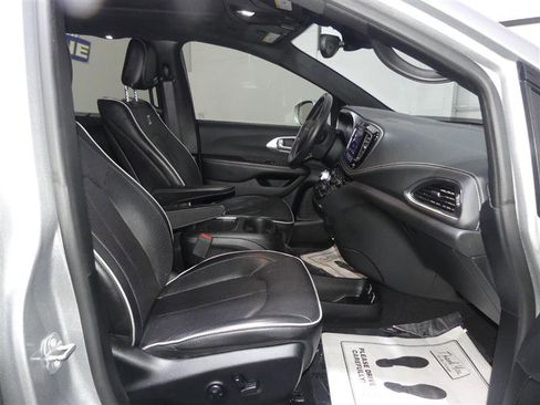 Used 2018 Chrysler Pacifica Limited w/ Advanced Safetytec Group FWD image 23