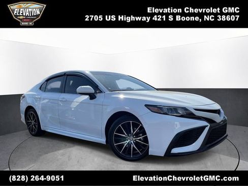 Used 2024 Toyota Camry SE FWD image 1
