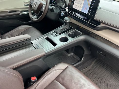 Used 2023 Toyota Sienna Platinum image 19