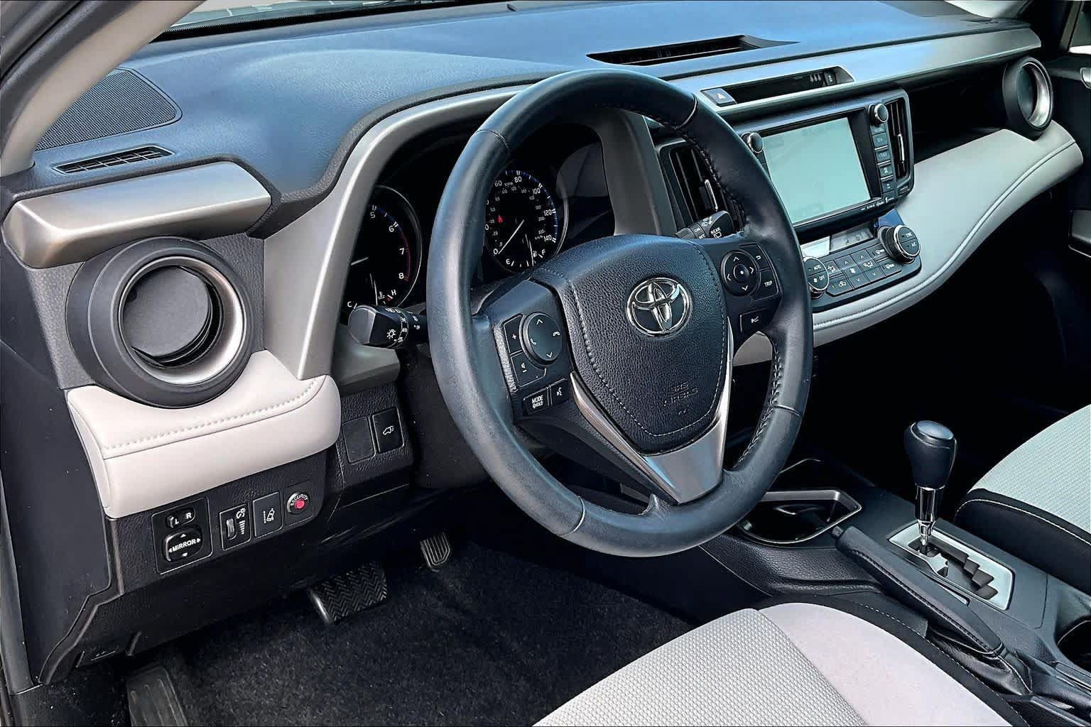 Used 2018 Toyota RAV4 XLE FWD image 18