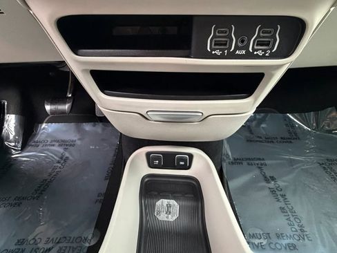 Used 2021 Chrysler Voyager Lxi image 24
