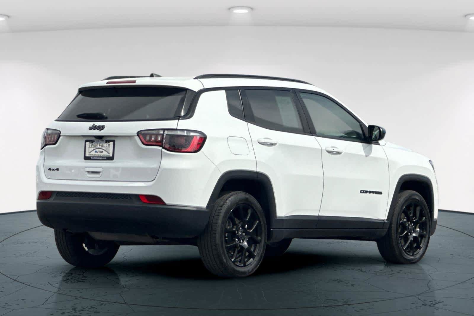 Used 2025 Jeep Compass Latitude w/ Convenience Group AWD/4WD image 2