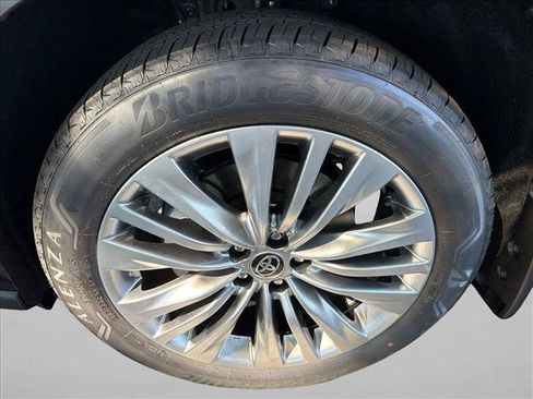 Used 2026 Toyota Highlander Platinum AWD/4WD image 11
