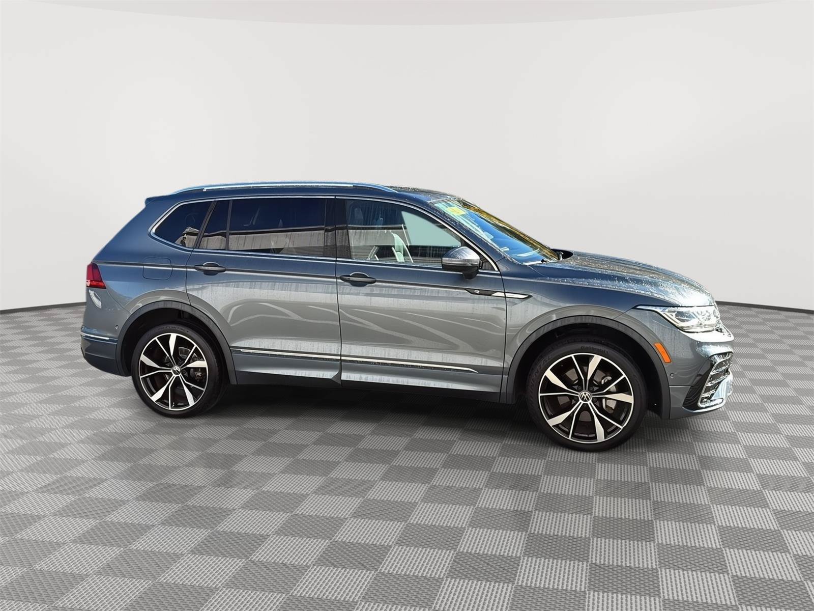Used 2022 Volkswagen Tiguan SEL R-Line AWD/4WD image 4