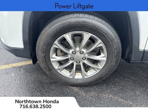 Used 2019 Jeep Cherokee Latitude Plus w/ Comfort/Convenience Group image 11