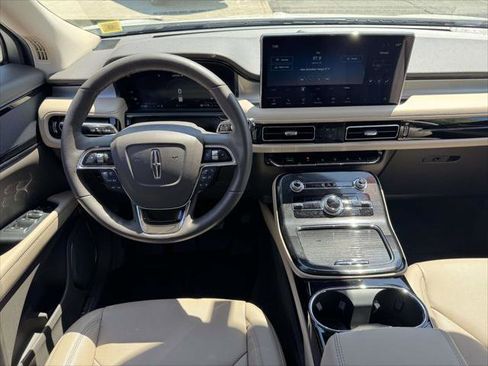 Used 2022 Lincoln Nautilus AWD w/ Premium Package image 16