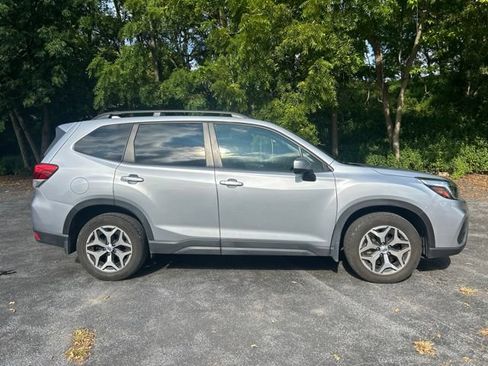 Used 2019 Subaru Forester Premium AWD/4WD image 2