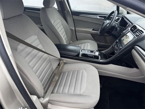 Used 2017 Ford Fusion SE w/ Fusion SE Technology Package image 14