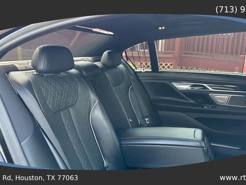 Used 2020 BMW 750i xDrive w/ Executive Package image 31