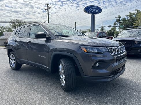 Used 2022 Jeep Compass Latitude w/ Sun and Sound Group AWD/4WD image 1