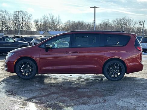 New 2026 Chrysler Pacifica Select image 5