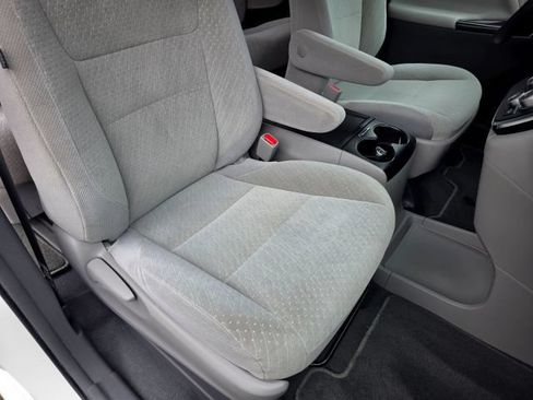Used 2019 Toyota Sienna LE w/ LE Preferred Package FWD image 33