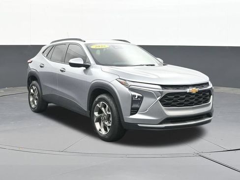 Used 2025 Chevrolet Trax LT w/ Driver Confidence Package FWD image 22
